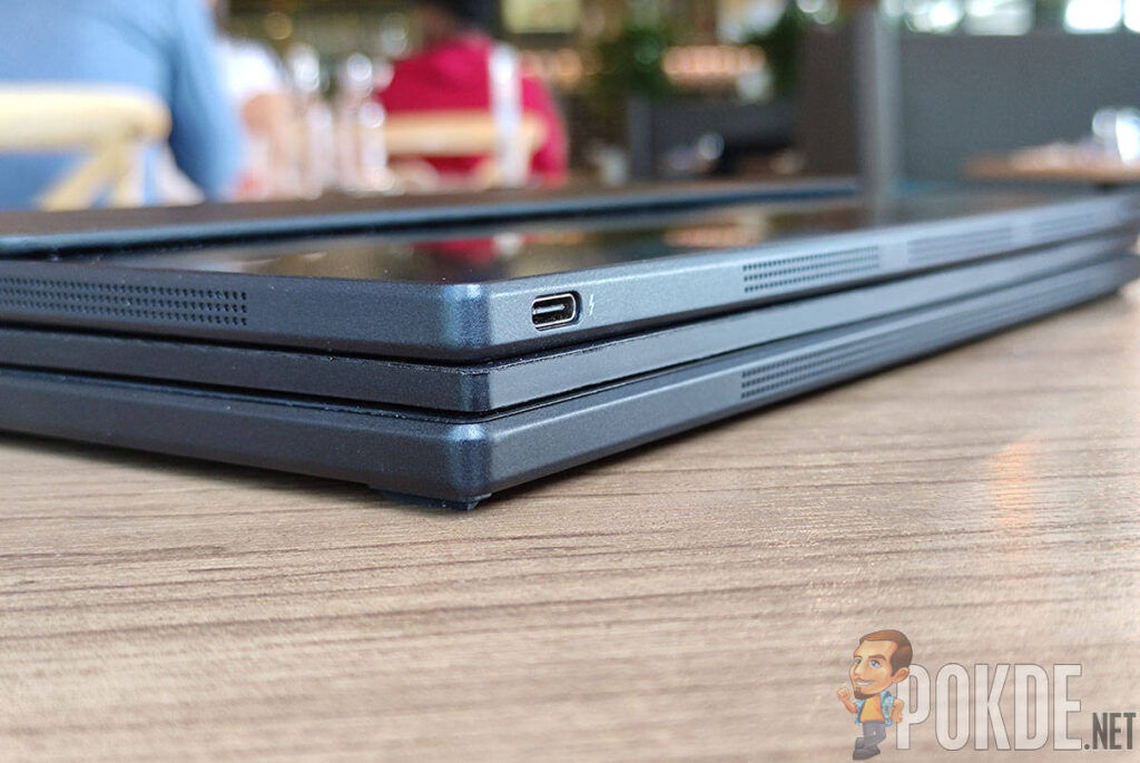 ASUS Zenbook 17 Fold OLED thunderbolt port